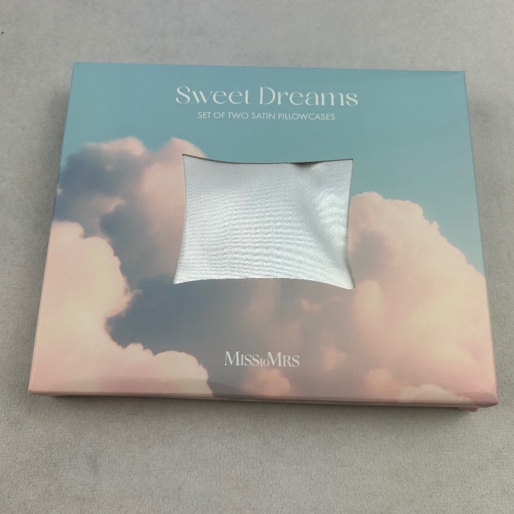 NIB‎ sweet dreams set of 2 satin pillowcases Standard Size 20" X 26"